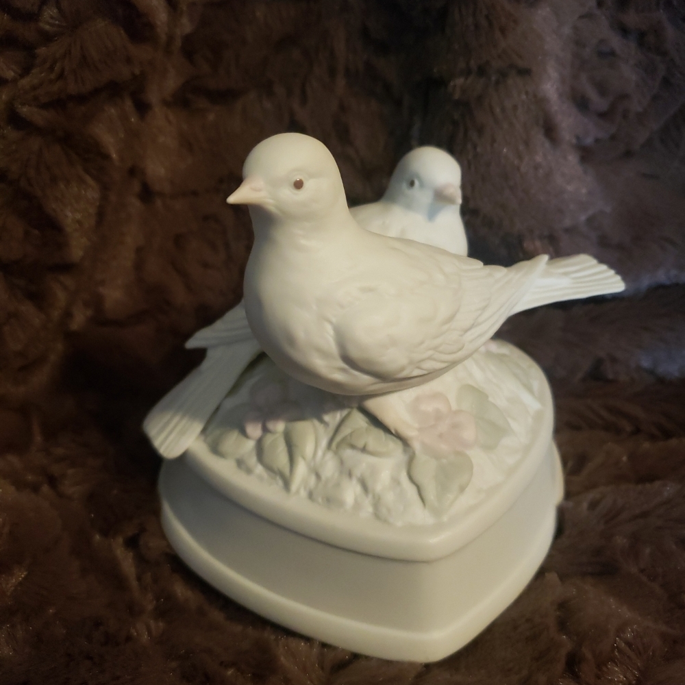 TWO PORCELAIN WHITE DOVES ON HEART MUSIC BOX SONG "ALWAYS" VINTAGE